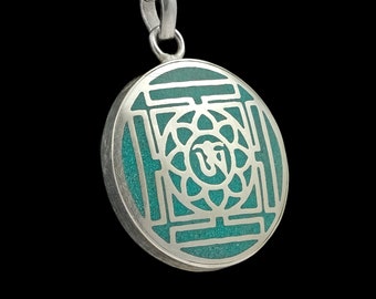 Wunderschönes buddhistisches OM- Amulett mit einem Mandala aus Nepal, türkis, silbern, rund