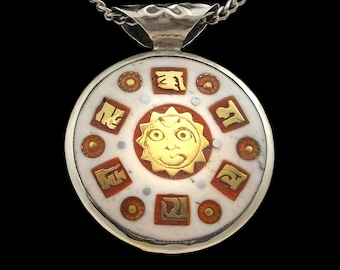 Belle amulette bouddhiste du Népal, colorée, ronde, avec yeux de Bouddha, soleil et mantra, double face