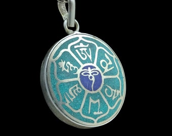 Verziertes, buddhistisches Amulett aus Nepal, türkis, blau, silbern, Mantra, Augen Buddhas