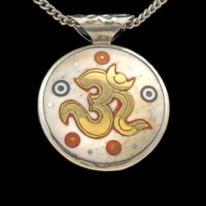 Beautiful Buddhist amulet from Nepal, colorful, round, with OM symbol, sun and mantra, double-sided