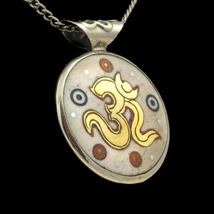 Beautiful Buddhist amulet from Nepal, colorful, round, with OM symbol, sun and mantra, double-sided image 3