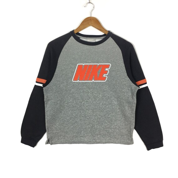 black crew neck nike sweatshirt