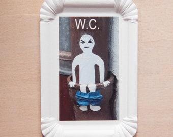 W.C.-Türschild  - Straßenkunstfoto im Papprahmen