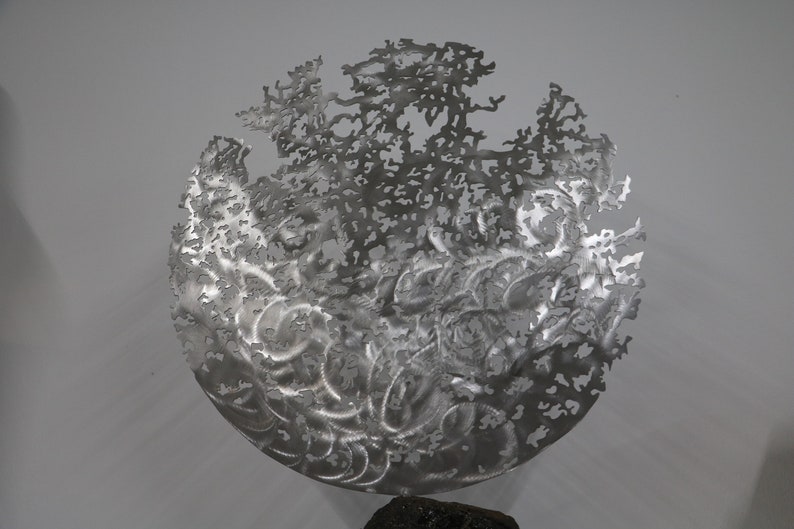 Metall-Skulptur „Mann Mit Kugel“ – Sportler-Figur Aus Eisen, 11,9x16,5x7,1 Cm, 1,1 Kg Für Regal-Deko