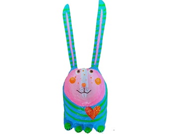 lustiger Hase, h ca 15cm, Pappmache,  Hase mit Herz, Hase mit Mondgesicht, witzige Tierfigur, handgefertigt handbemalt,  Original Unikat