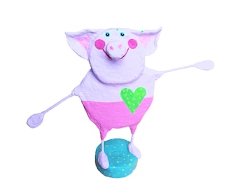 Glücksschwein aus Pappmaché – handgefertigte Schweinefigur mit Herz als originelle Geschenkidee