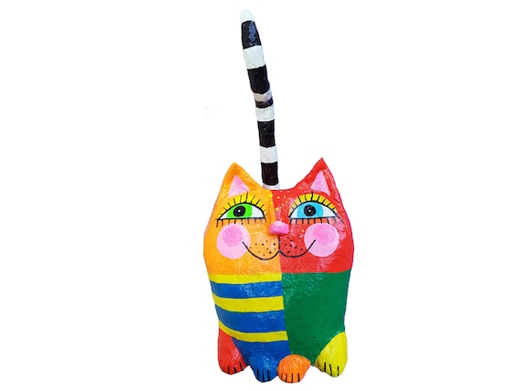 Bunte Katzenfigur aus Pappmaché – handbemalter Kater im naiven Stil als Unikat, Dekoartikel und Wohnakzent von VillaAzula