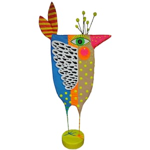 Bird sculpture – handmade figure with graphic patterns – colorful home accessory – modern unique piece for creative spaces – papier-mâché