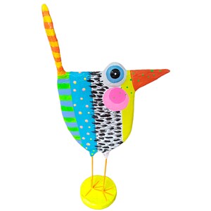 Bunte Pappmaché-Skulptur eines Fantasievogels im modernen naiven Kunststil. Flacher, herzförmiger Körper auf dünnen orangefarbenen Beinen und gelbem Sockel. Rechter Teil in Zitronengelb mit rosa Wange. Mitte mit schwarz-weißem Federdruck-Muster. Linker Teil hellblau mit bunten Punkten und grün-blauen Streifen. Orangefarbener gepunkteter Schnabel und markantes, hervorstehendes blaues Auge. Gestreifter orange-gelber Schwanz. Handgefertigtes Kunst-Unikat.