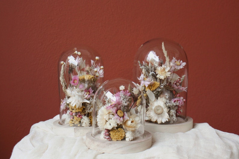 Glasglocke mit Trockenblumen in Rosétönen mit detailreiche image 0