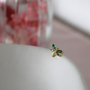 Libelle Helix Piercing mit grünen Zirkon für Allergiker | Tragus Piercing | Ohrpiercing 925 Silber Gold | Helix Stecker | Knorpel Ohrstecker