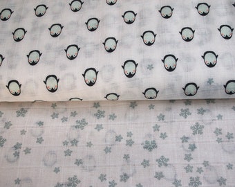 Musselin Stoff, Double Gaze, reine Baumwolle, Pinguine, Schneeflocken, weiß und helles Mint