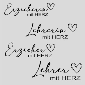 Könnte beinhalten: Hellgrauer Hintergrund mit vier schwarzen Textdesigns. Der Text enthält die Wörter "Erzieherin mit HERZ", "Lehrerin mit HERZ", "Erzieher mit HERZ" und "Lehrer mit HERZ", jeweils mit einem Herzsymbol. Eine Farbpalette befindet sich links.