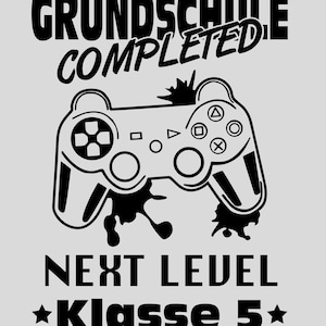 Das Design feiert den nächsten Meilenstein in einem Schülerleben, perfekt für individuelle Textilien!
Das Bügelbild zeigt einen schwarzen Videospiel-Controller, umgeben von den Worten „GRUNDSCHULE COMPLETED“ oben und „NEXT LEVEL Klasse 5“ unten. Es ist eine spielerische Darstellung des Übergangs von der Grundschule zur weiterführenden Schule, ideal für Gamer oder Fans kreativer Schulabschlüsse.