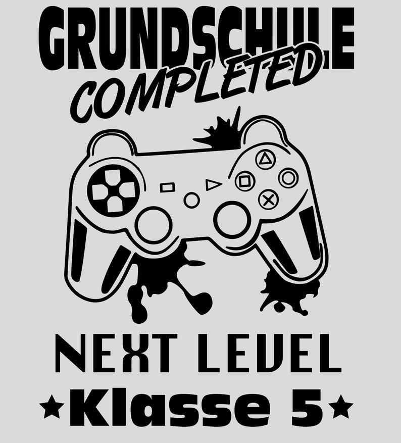 Das Design feiert den nächsten Meilenstein in einem Schülerleben, perfekt für individuelle Textilien!
Das Bügelbild zeigt einen schwarzen Videospiel-Controller, umgeben von den Worten „GRUNDSCHULE COMPLETED“ oben und „NEXT LEVEL Klasse 5“ unten. Es ist eine spielerische Darstellung des Übergangs von der Grundschule zur weiterführenden Schule, ideal für Gamer oder Fans kreativer Schulabschlüsse.