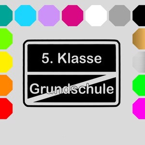 Könnte beinhalten: Schwarz-weißes Schild mit dem Text "5. Klasse Grundschule".