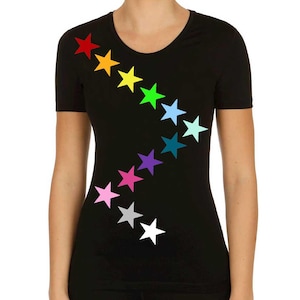 Könnte beinhalten: Schwarzes T-Shirt mit einer diagonalen Reihe von Regenbogensternen.