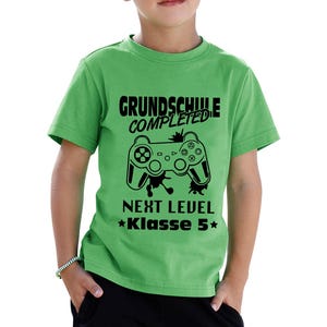 Das Bild zeigt ein Bügelbild, das für Kinder gedacht ist, die die Grundschule abgeschlossen haben. Es zeigt einen schwarzen Spielcontroller als Hauptmotiv, umgeben von dem Text „GRUNDSCHULE COMPLETED“ und „NEXT LEVEL Klasse 5“. Das Design kombiniert spielerische Elemente aus der Gaming-Welt mit einem feierlichen Anlass, wodurch es ideal für Shirts oder andere personalisierte Artikel ist, die den Übergang zu einer neuen Schulstufe markieren. Ein kreatives Detail für stolze Schüler!