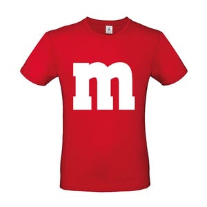 Könnte beinhalten: Rotes T-Shirt mit einem großen weißen "M" auf der Vorderseite.