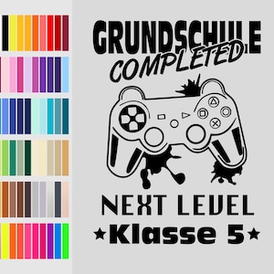 Das Bügelbild zeigt einen schwarzen Videospiel-Controller, umgeben von dynamischen Farbklecksen, mit dem Text „GRUNDSCHULE COMPLETED NEXT LEVEL Klasse 5“. Es symbolisiert den Übergang von der Grundschule zur nächsten Stufe, Klasse 5. Links sind Farbmuster aufgelistet, darunter kräftige Töne wie Gelb, Blau und Neonfarben, die für Flexibilität in der Gestaltung sorgen. Ideal für Gaming-Fans und Schulabschlüsse!