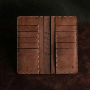 Cartera vertical de cuero Kick – Cartera fina hecha a mano – 10 ranuras para tarjetas y 4 compartimentos largos – Cuero genuino – Elegante y práctica