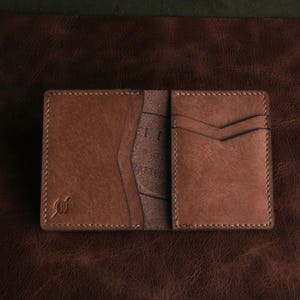 Cartera minimalista de cuero Buzz – Tarjetero artesanal – 5 compartimentos – Piel auténtica – Delgada y elegante – Regalo personalizado