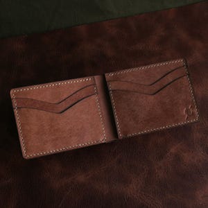 Carteira Drip Classic Leather – Compacta e Dobrável Feita à Mão – 7 Compartimentos para Cartões – Couro Genuíno – Carteira Fina e Elegante para o Dia a Dia