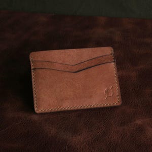 Porta-cartões minimalista em couro Sip – Carteira fina feita à mão – 4 compartimentos para cartões – Couro legítimo – Presente personalizado