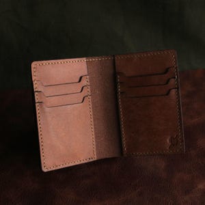 Carteira de couro vertical Vibe – Carteira fina feita à mão – 6 compartimentos para cartões com bolso para dinheiro – Couro legítimo – Elegante e compacta