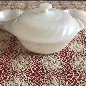 Vintage Mid Century Anchor Hocking FireKing White Milk Glass Ovenware 1.5 Quart Lidded Casserole Swirl Pattern with Four Bowls Ramekins