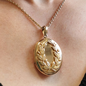 Victorian 15ct Yellow Gold Wreath Locket Pendant | Initials &quot;RTSS&quot;