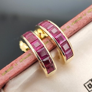 Pendientes de aro vintage de oro amarillo de 9 quilates con rubíes engastados en canal.