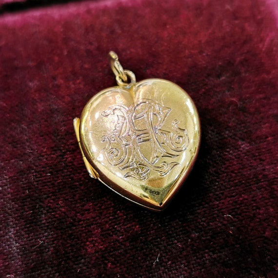 Victorian 15ct Gold Heart Locket | Initials "AR"