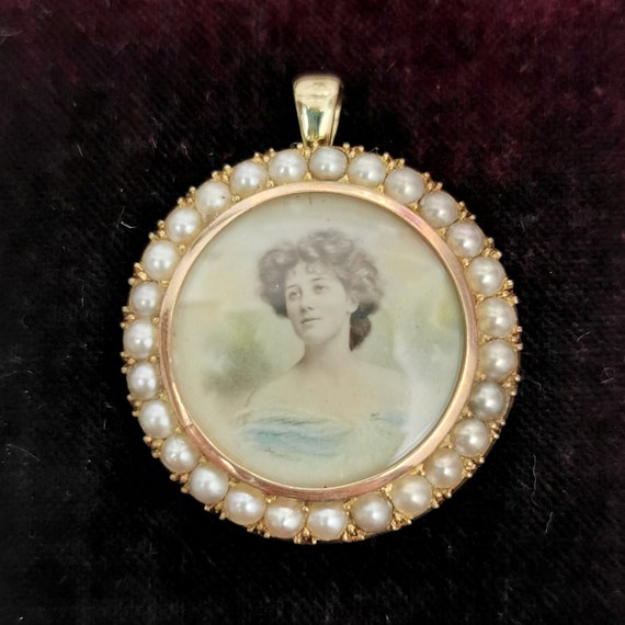 Antique 15ct Gold Pearl Portrait Pendant - image 3
