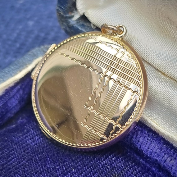 Art Deco 9ct Gold Round Pinstripe Locket - image 4