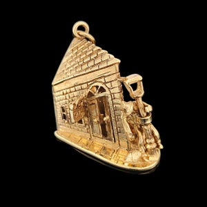 &quot;Großer Vintage 9 Karat Gold &quot;&quot;Trunken am Laternenpfahl&quot;&quot; Anhänger.&quot;