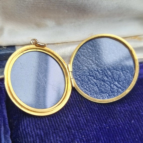 Art Deco 9ct Gold Round Pinstripe Locket - image 6