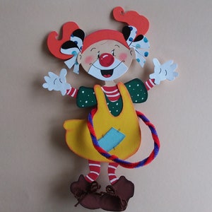 Garota palhaço de papelão com imagem de janela