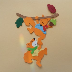 Fensterbild Tonkarton Herbst spielende Eichhőrnchen