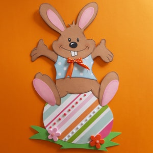 Fensterbild Tonkarton Hase auf Osterei
