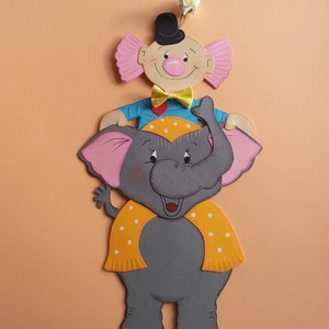 Tableau de fenêtre en carton clown sur éléphant