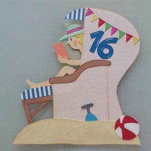 Fenêtre en carton avec chaise de plage en été