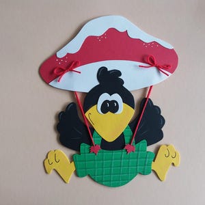 Image de fenêtre en carton corbeau vole