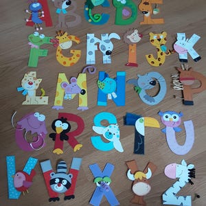 Cuadro de ventana con letras de nombre de cartón personalizadas