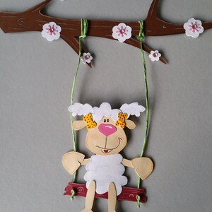 Imagem de janela de ovelha de papelão de argila em um balanço