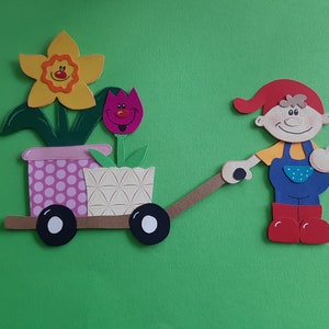 Raamafbeelding kleikartonnen kabouter dwerg met lentebloemen