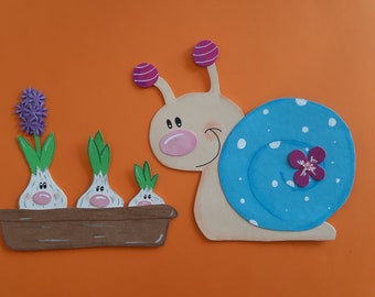 Lumaca di cartone con foto per finestra con fioriera di giacinto