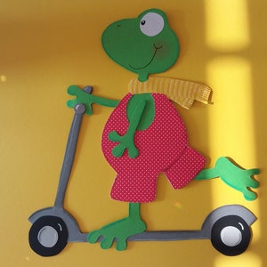 Scooter sapo de papelão com imagem de janela