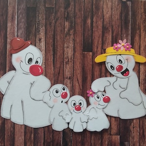 Família fantasma de papelão com imagem de janela