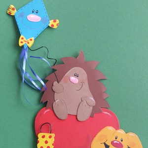 Imagem de janela de ouriço de papelão com dragão